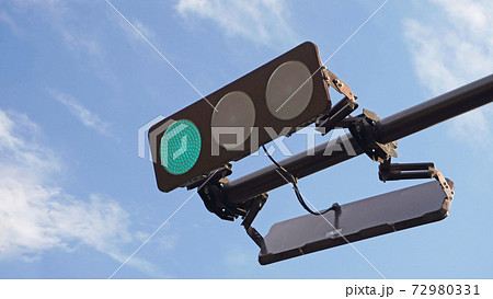 LED式のフラット型車両用信号機01(青信号) LED式のフラット型車両用信号機01(青信号) 72980331