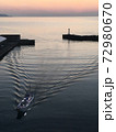 船が進む夕暮れの海 72980670