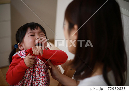 服を脱ぎたがる女の子 服を脱ぎたがる女の子 72980823