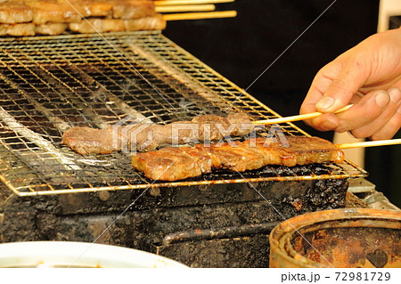 牛串焼き　鉄板焼き　炭火焼き　屋台　 72981729