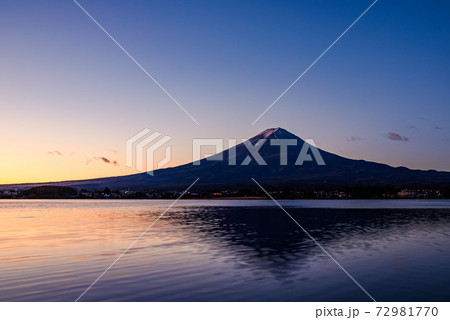 朝日と河口湖に映る逆さ富士 朝日と河口湖に映る逆さ富士 72981770