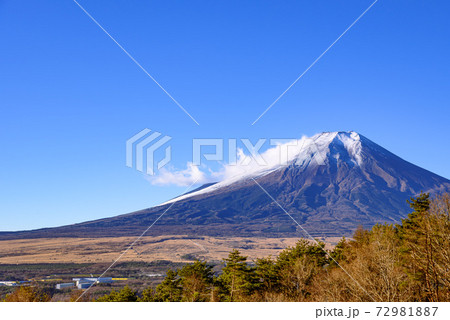 杓子山登山道から望む快晴の空と雪化粧した富士山 杓子山登山道から望む快晴の空と雪化粧した富士山 72981887