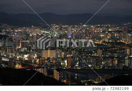 三滝山から眺めた広島の街並の夜景 三滝山から眺めた広島の街並の夜景 72982199