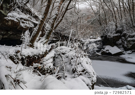 冬の菊池渓谷の雪と氷の風景 72982571