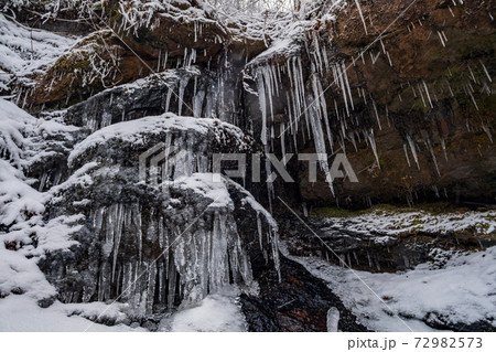 冬の菊池渓谷の雪と氷の風景 72982573