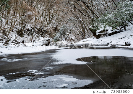 冬の菊池渓谷の雪と氷の風景 72982600