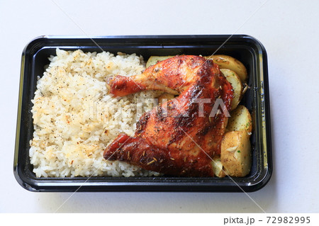 キッチンカーのグリルチキンのお弁当　テイクアウト　ランチ 72982995