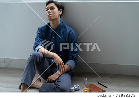 Man sadness 72983275