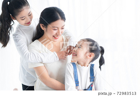 Mother and daughter 72983513