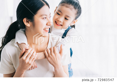 Mother and daughter 72983547