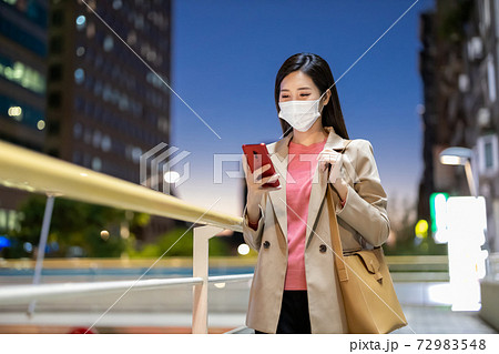 woman use smartphone outdoor 72983548