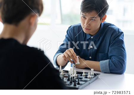 Man playing chess 72983571