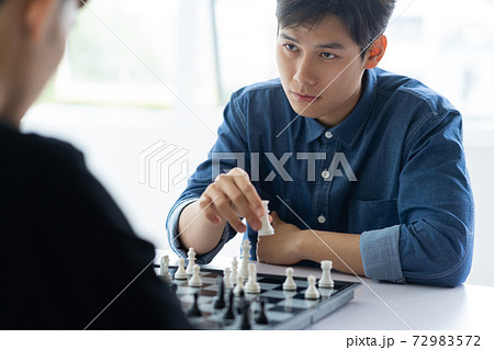 Man playing chess 72983572