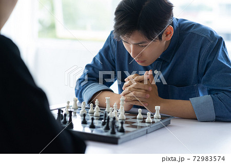 Man playing chess 72983574