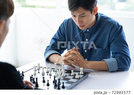 Man playing chess 72983577
