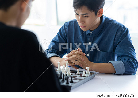 Man playing chess 72983578