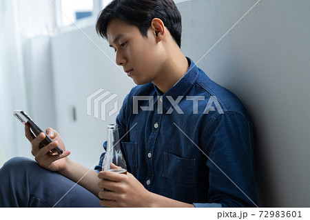 Man sadness 72983601