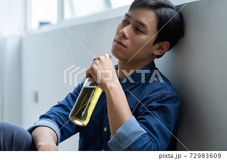 Man sadness 72983609