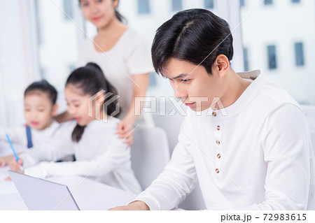 Happy family 72983615