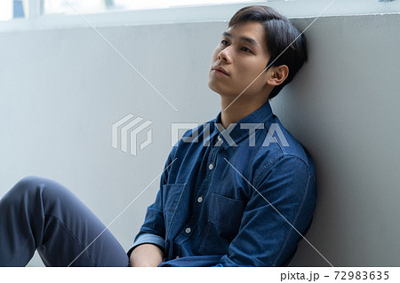 Man sadness 72983635