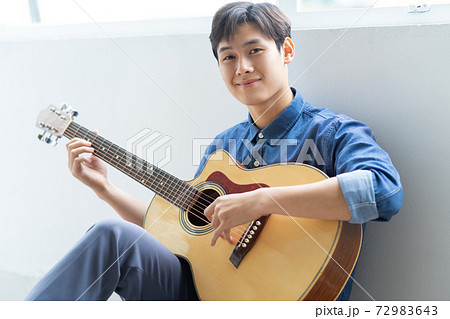 Man guitarist 72983643