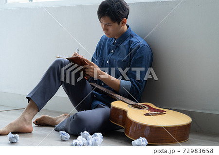 Man sadness 72983658