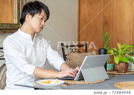 ホテルで仕事をしている男性 72984048