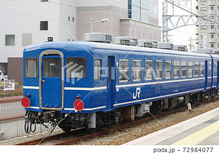 山陽本線・大久保駅の待避線に停車する12系客車(スハフ12) 山陽本線・大久保駅の待避線に停車する12系客車(スハフ12) 72984077