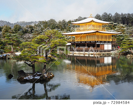 雪の金閣寺　大晦日 72984584