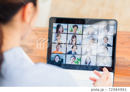 自宅でテレワークをする女性 72984991