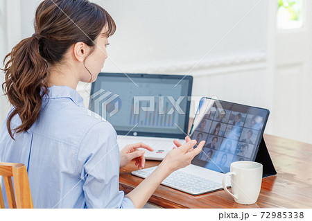 自宅でテレワークをする女性 自宅でテレワークをする女性 72985338