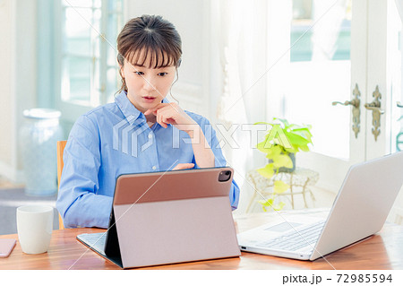 自宅でテレワークをする女性 自宅でテレワークをする女性 72985594