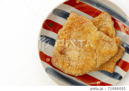 鶏皮のパリパリ焼き 72986085