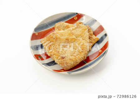 鶏皮のパリパリ焼き 72986126