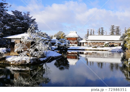 岡山県津山市にある回遊式日本庭園「衆楽園」:雪景色 岡山県津山市にある回遊式日本庭園「衆楽園」:雪景色 72986351