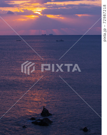 伊勢志摩　冬空の安乗岬園地から朝日を望む 72987218