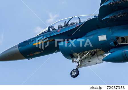 着陸態勢のF-2戦闘機 72987388