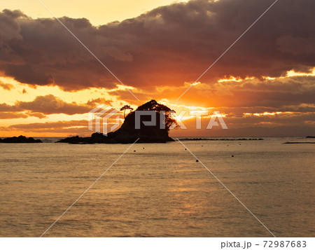 志摩半島　あずり浜からすずめ島の夕景 72987683