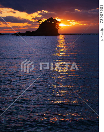 志摩半島　あずり浜からすずめ島の夕景 72987685