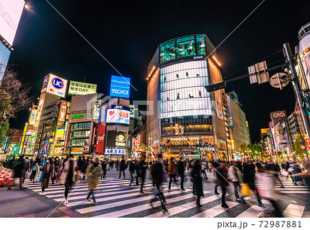 日本の東京都市景観 大晦日に感染確認過去最多。コロナ禍の渋谷。脅威の人、人、人＝12月31日 72987881