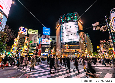 日本の東京都市景観 大晦日に感染確認過去最多。コロナ禍の渋谷。脅威の人、人、人＝12月31日 72987883
