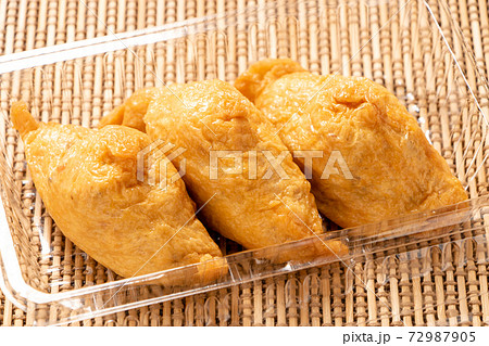 テイクアウトイメージ。透明プラスチック容器に入れられた、いなり寿司(関西風の三角いなり)。 テイクアウトイメージ。透明プラスチック容器に入れられた、いなり寿司(関西風の三角いなり)。 72987905