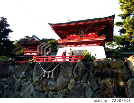 石垣の上にそびえる赤間神宮水天門 石垣の上にそびえる赤間神宮水天門 72987913