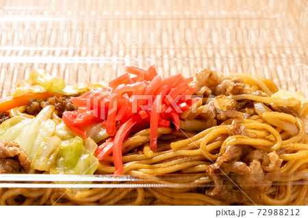 テイクアウトイメージ。透明プラスチック容器に入れられた焼きそば。 テイクアウトイメージ。透明プラスチック容器に入れられた焼きそば。 72988212