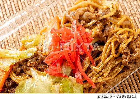 テイクアウトイメージ。透明プラスチック容器に入れられた焼きそば。 テイクアウトイメージ。透明プラスチック容器に入れられた焼きそば。 72988213