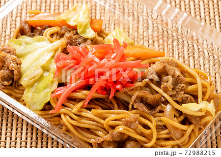 テイクアウトイメージ。透明プラスチック容器に入れられた焼きそば。 テイクアウトイメージ。透明プラスチック容器に入れられた焼きそば。 72988215