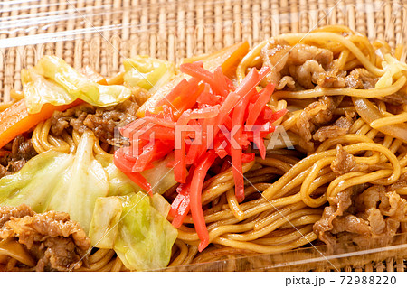 テイクアウトイメージ。透明プラスチック容器に入れられた焼きそば。 72988220