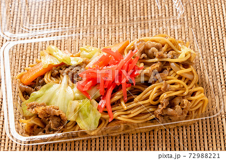 テイクアウトイメージ。透明プラスチック容器に入れられた焼きそば。 テイクアウトイメージ。透明プラスチック容器に入れられた焼きそば。 72988221