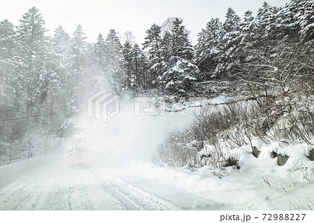 【冬イメージ】冬季の除雪風景 【冬イメージ】冬季の除雪風景 72988227