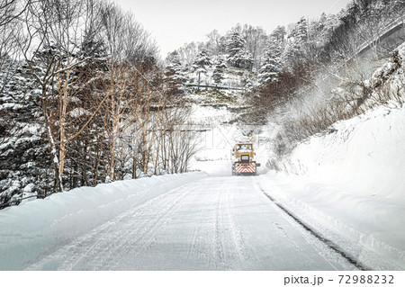 【冬イメージ】冬季の除雪風景 72988232